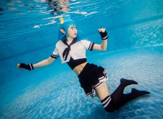 少女COS《凹凸世界》安莉洁，看到水下睁眼，网友：硬核技术！