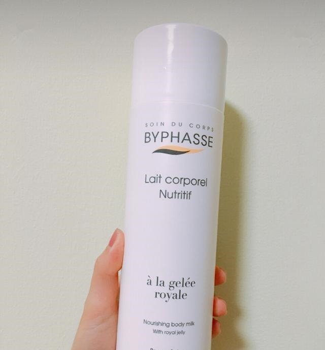 被称为“镇店之宝”的身体乳, 全是维生素, 让你5次“白到反光”