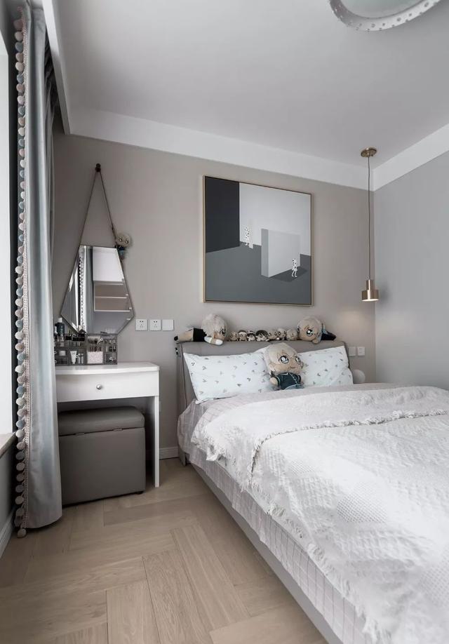 这样的150平性冷淡黑白灰，还透着温情的一面，不信看看