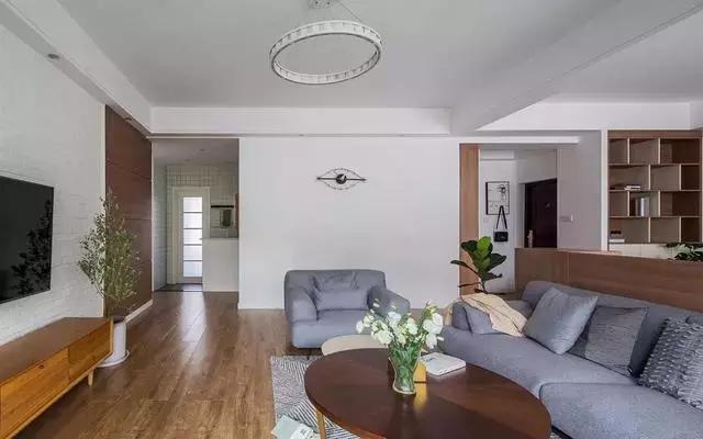 121平北欧三房，客厅与餐厅中间放一张书桌做隔断，漂亮又实用