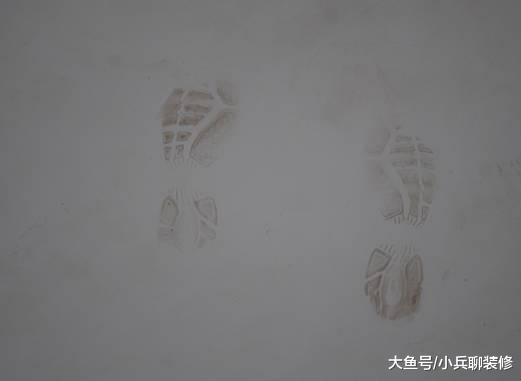 新房白墙弄脏了怎么办？资深老师傅教你这几招，轻松变白还省钱！