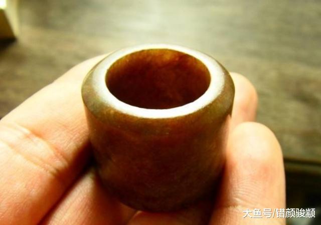 小姑娘戴扳指鉴宝, 称是祖传的, 专家激动的问道: 你祖上是何人?