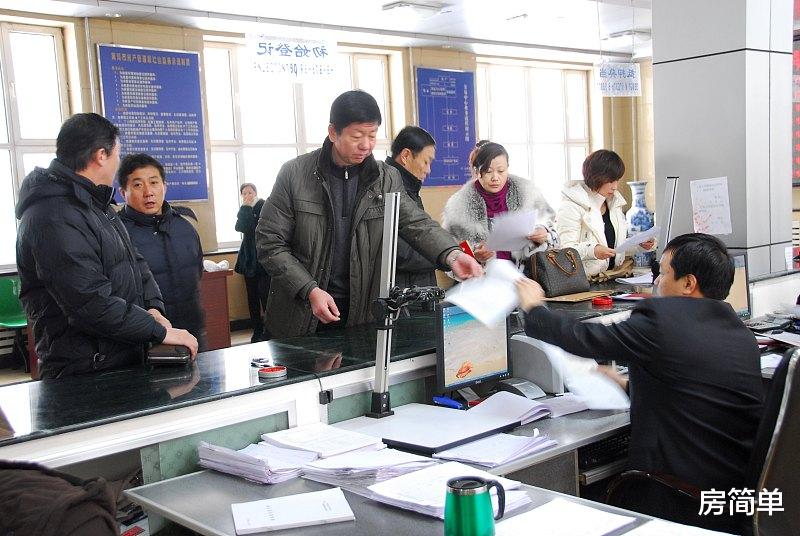 父母的房产应该过户给子女，还是卖掉拿钱给子女？内行人有话说