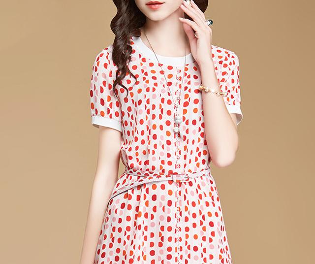 四月又出一款“气质裙”，时尚减龄，搭配凉鞋穿，美得不得了