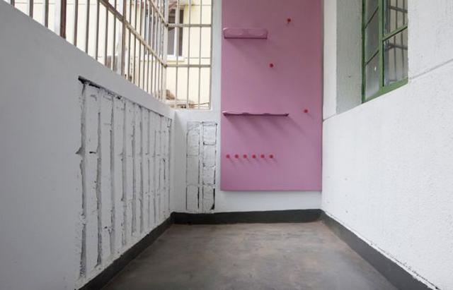 美少女把80年代老房子 改造成粉红玫瑰花园