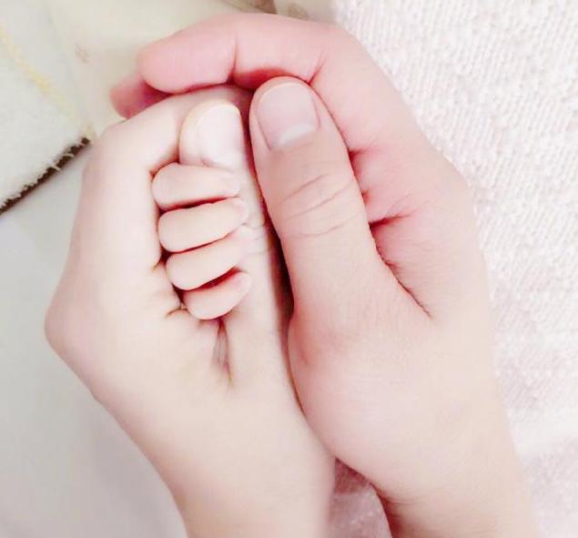 参观王祖蓝在香港的家，看电视连灯都不舍得开，真是太节俭了