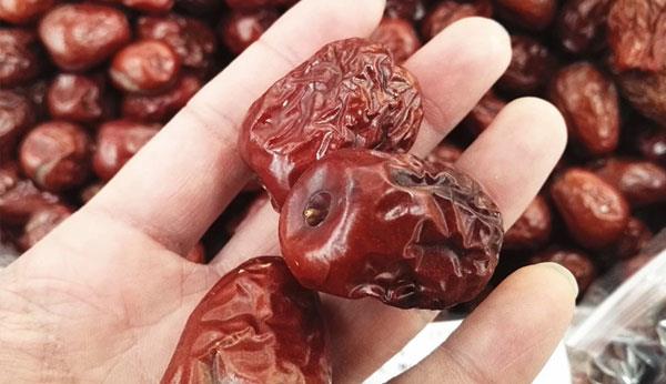 月经发黑、还有血块，是怎么回事？这4种方法可帮助女性调理