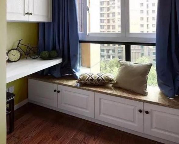 开始想着把飘窗拆掉装柜子，但是开工第一天刚砸掉，就后悔了