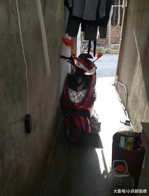 晒晒我220的出租房，卧室拳头大，厨房在外面，总怕锅被偷！