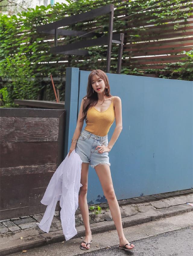 时尚穿搭，牛仔热裤小姐姐，修身吊带秀出曼妙迷人好身材