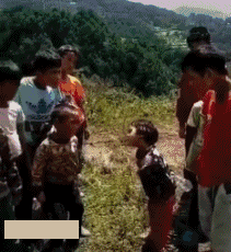 爆笑GIF：终于，十分钟后塞进去了