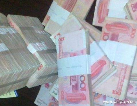 男子取钱，取款机爆满，去柜台取，被嫌弃后接下来银行可忙了！