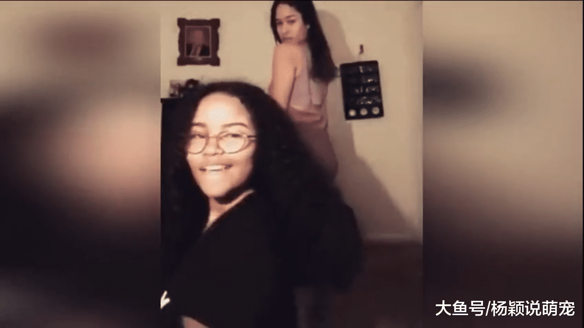 女儿房间内大胆直播跳电臀舞，刚好被妈妈碰到，直接拎起拖鞋走向她们