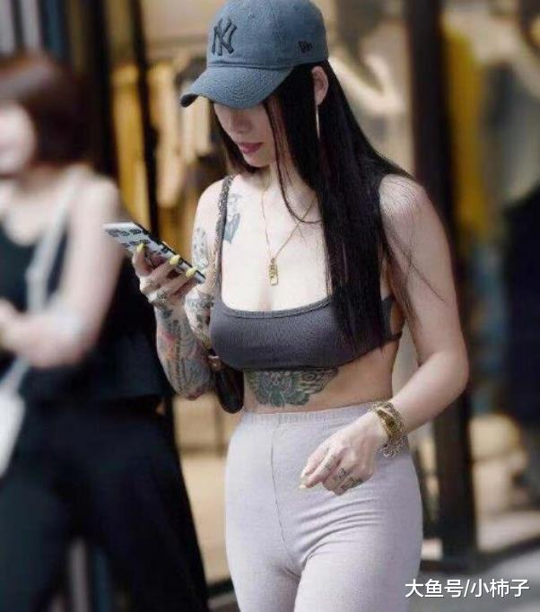 小姐姐气质没话说，可身上的纹身却一点都不少啊