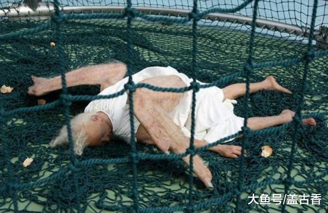 堕落天使当街展览，无数游客驻足观看，刷新对天使概念：鸡翅膀？