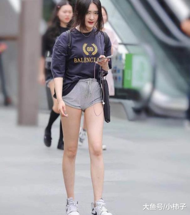 丰腴超短裤的美眉，路人都看呆了
