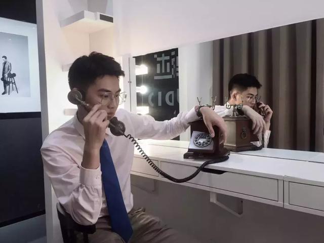 有个像明星的朋友是什么感受？