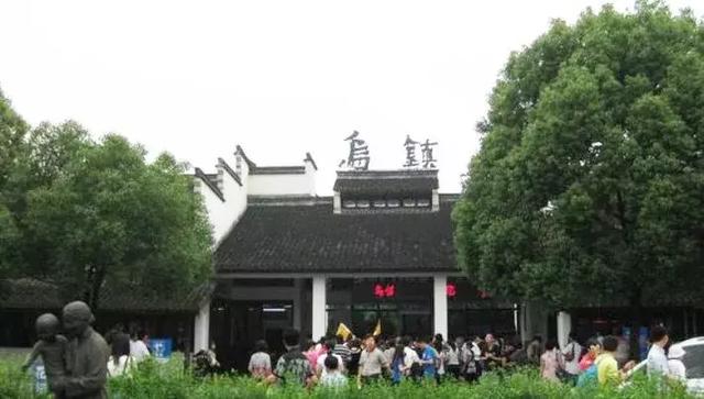 一年接待1000万人，净赚6个亿！从小破村到世界名片，他用了20年