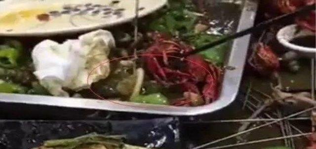 火锅里吃出避孕套，商家不但没赔钱，男子反倒赔老板钱