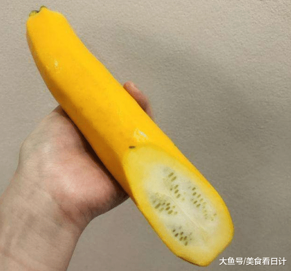 室友从老家带一箱“水果”，以为是香蕉，掰开后，网友：吃不得！