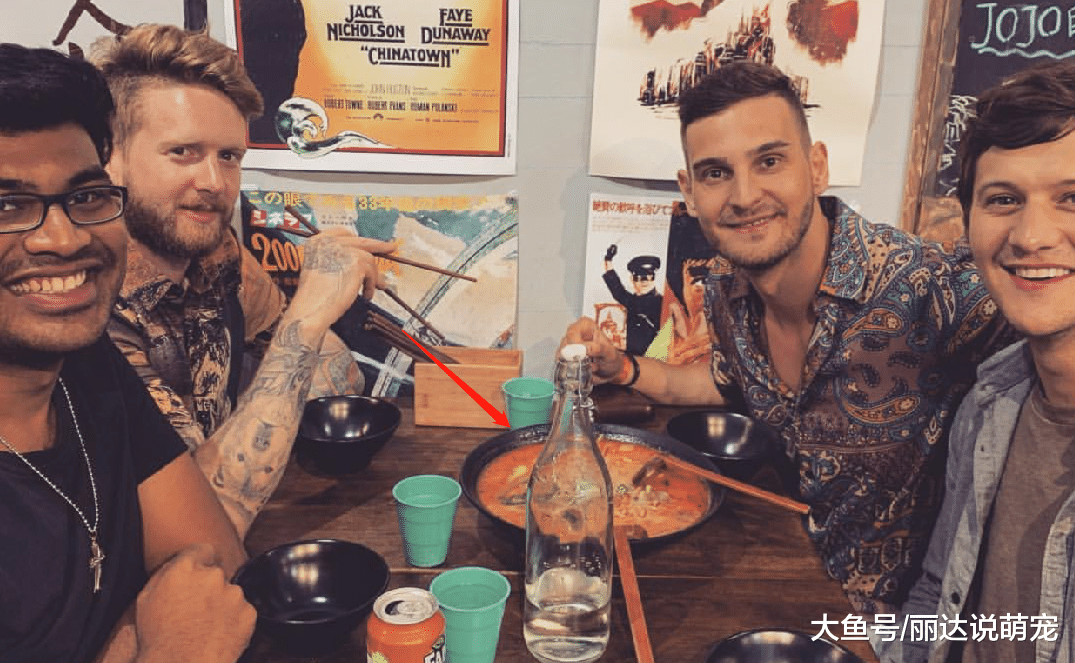 老外来中国，吃了一口麻辣烫后懵了，感叹：果然还是在中国幸福！