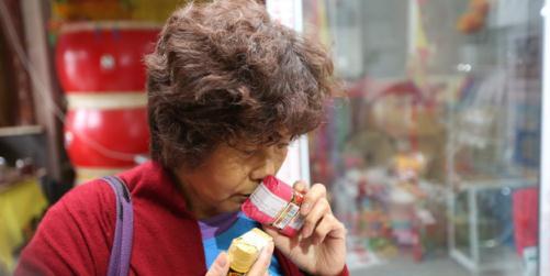 韩国游客来中国大肆抢购，看到他们买的东西后，网友：用后被征服