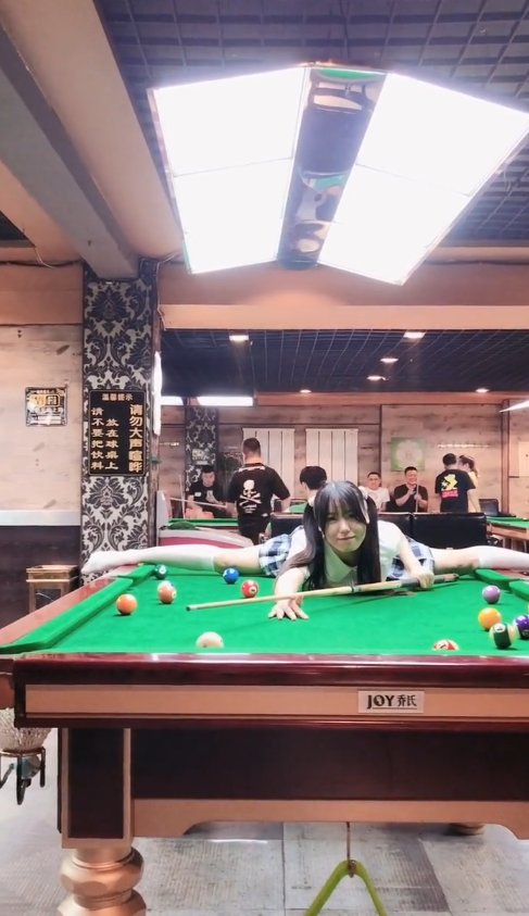 美女虽然你很秀，可是这么打球犯规了吧！