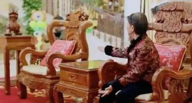 带你参观黄圣依的豪宅，房子仿照故宫而建，院子还有仿古式建筑