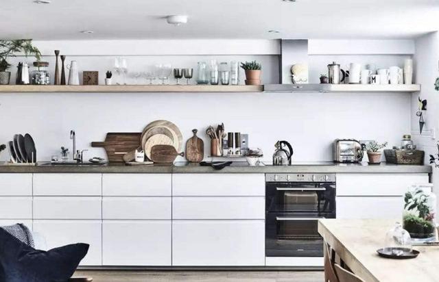 厨房把橱柜装到顶，容易碰头还压抑，不如这样装，大气还实用