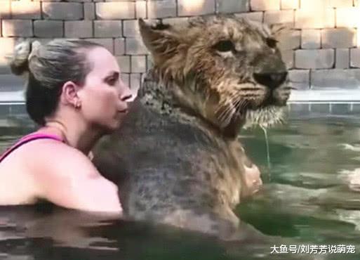 女子在家里养猛兽，毫不忌讳带着一起洗澡，邻居看到后都很恐惧