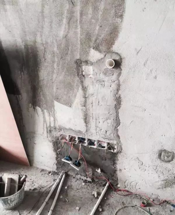 别人家的水电改造横平竖直，我家的乱成蜘蛛网，邻居却说很羡慕！