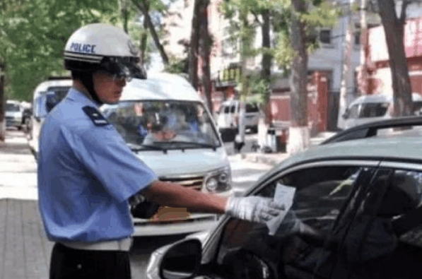 车停在停车位里也被贴罚单？交警：停车方式不对，车位也救不了你