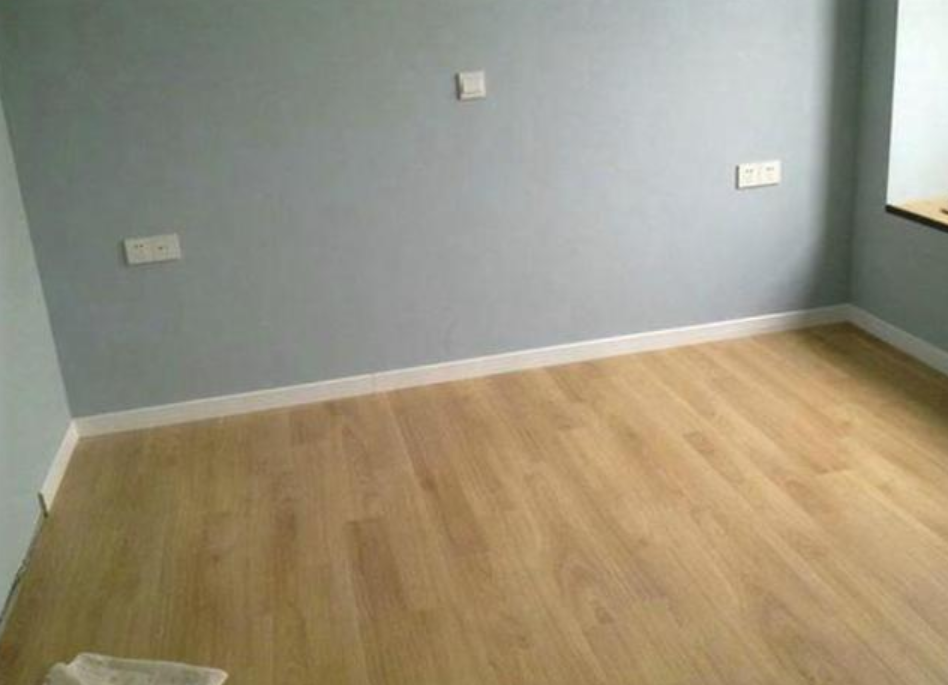 踢脚线安装到一半，师傅让找油工，可当油工过来后转身就走