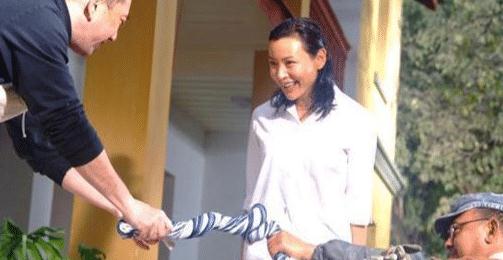 她与刘晓庆齐名，暗恋唐国强多年，姜文说她骚，因一件事成污点