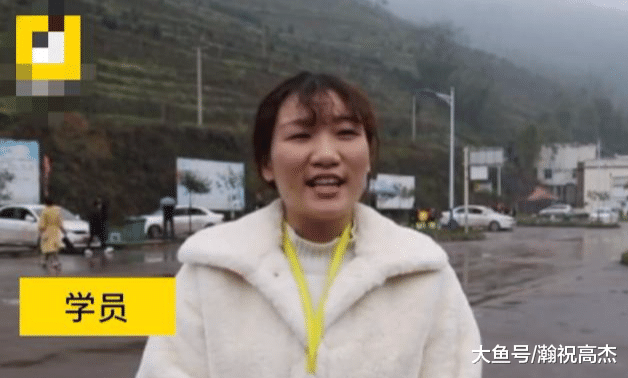 避免摸到女学员手，驾校教练想出来这个办法，网友：佩服！