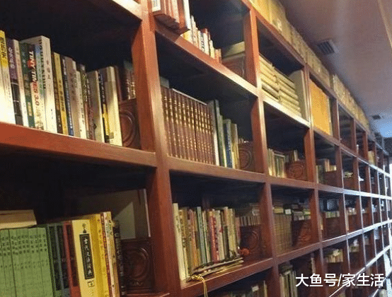 郭德纲曝出自己的豪宅，客厅放着名贵花瓶雕像，看来很喜欢玩收藏