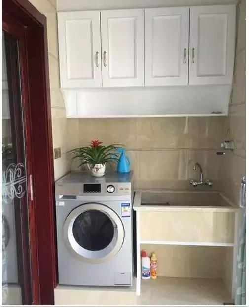 一个阳台就这样装，多出一个洗衣房，漂亮又实用！