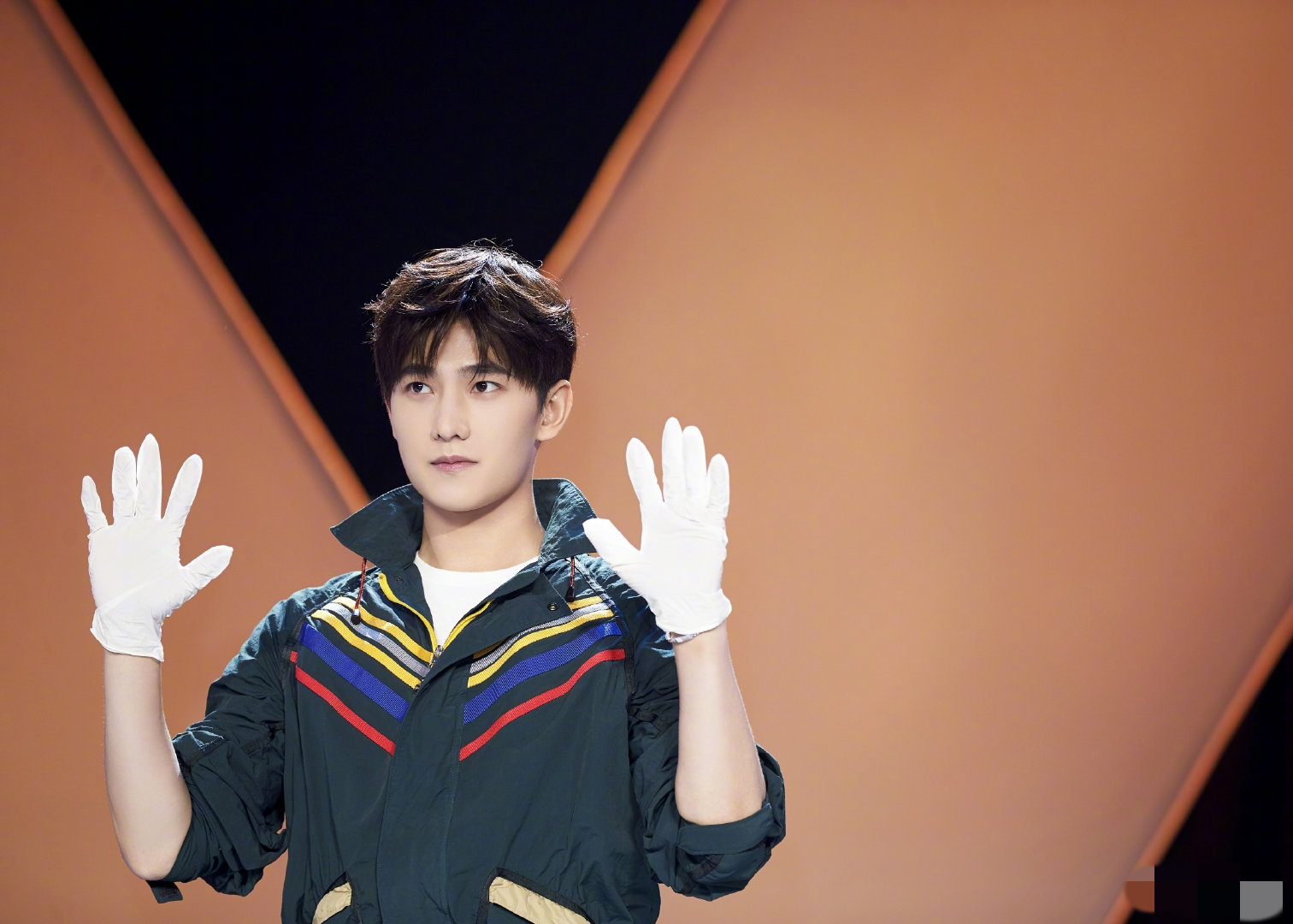 杨洋新剧即将开播，时隔多年又穿军装，会不会是动作片接班人？