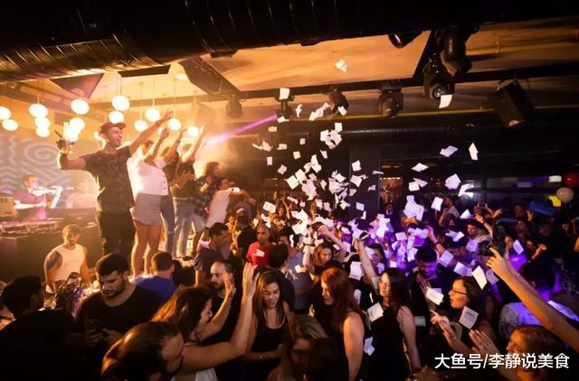 『美国』在美国，有30万中国学生在假装留学