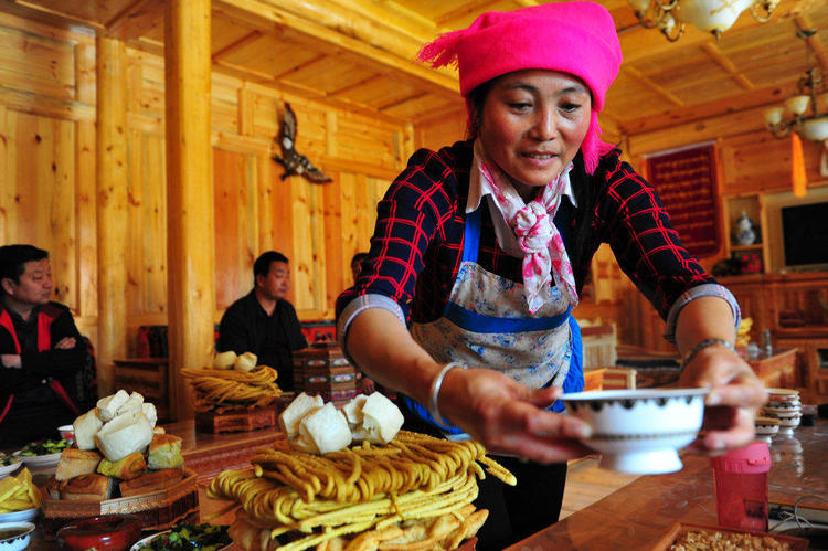 大姐端上一桌当地最特色美食，客人却只默默喝了几口白开水！