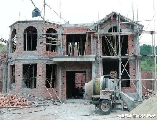 才花了37万建三层小洋房，六角窗户、挑空大客厅成全村瞩目焦点