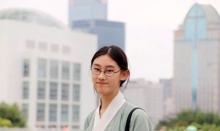 清华新生典礼，校长“点名”这3位学生，得知背后故事网友竖起大拇指