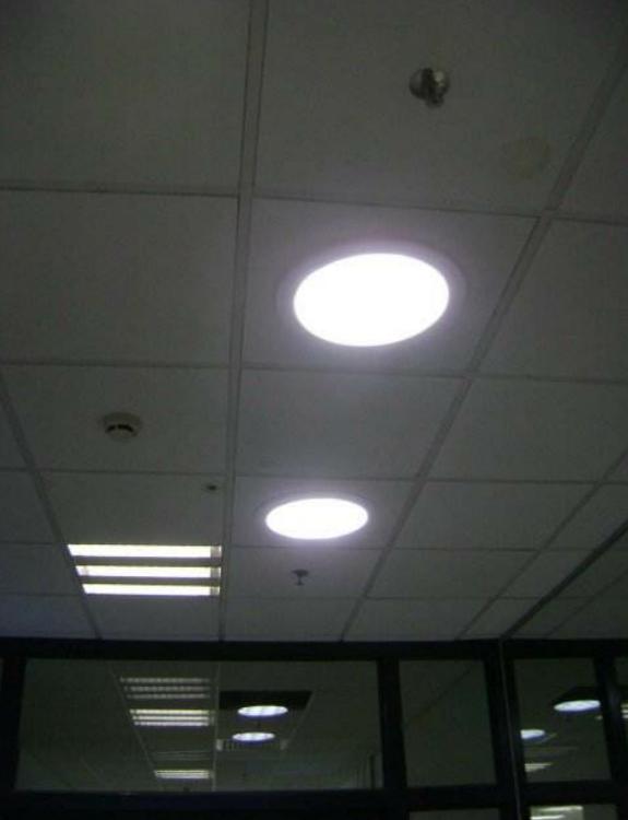 外国人的新发明，地上装一个这样的球，不用电，就能解决采光问题
