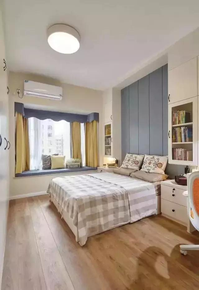 小户型卧室就不要装水晶灯了，建议装这种灯，明亮温馨不压抑