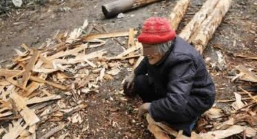 都说养儿养老，可90多岁的老人却无人问津，独自为自己准备棺材