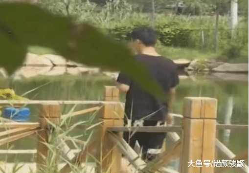 小伙和女友網戀半年，奔現后小伙憤怒至崩潰，還驚動了警察