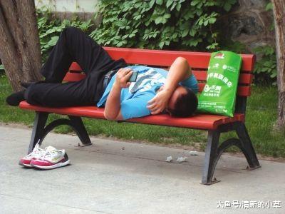 男子在公园睡觉，一觉醒来天都黑了，包里却多了十万元！