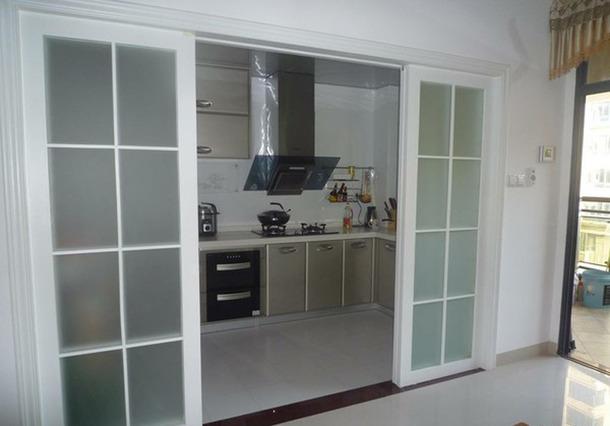 越来越多人厨房不装推拉门了，现在流行装这种，后悔发现晚了