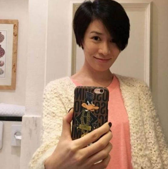 晒佘诗曼在香港的豪宅，房子只有小几十平方，生活中压力也挺大的