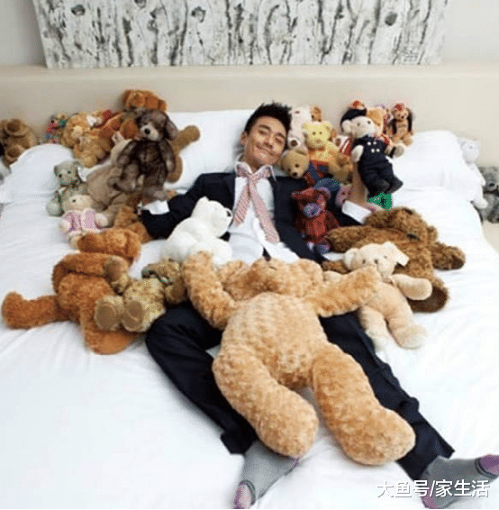 带你参观胡兵的豪宅，家里装修豪华无比，餐厅还放着一台钢琴